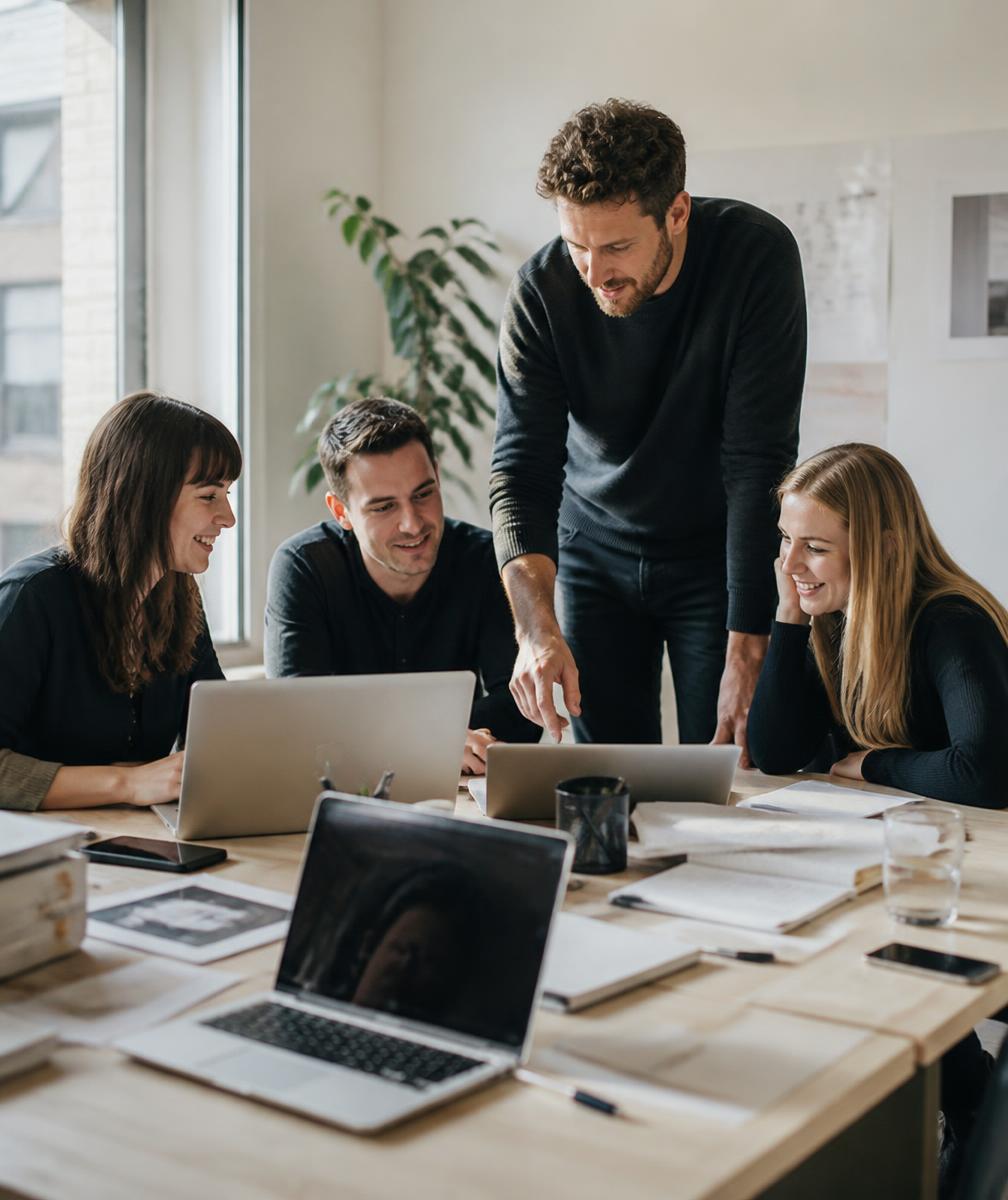 Het team van Blue Field Agency werkt samen aan een websiteproject
